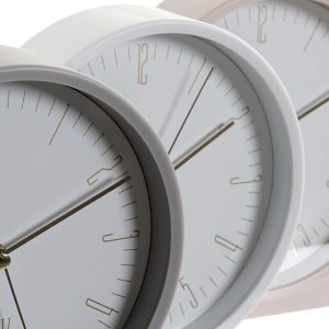 Relógio Despertador - Cor Branco Bonito relógio despertador em PVC Branco Ponteiros enúmeros em dourado