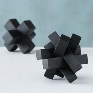 Peça Decortiva Abstrata - Preta (Mod. Aleatório) Peça abstrata para decoração Pode funcionar também como pisa papéis Em poliresina