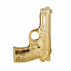 Jarra formato pistola/arma dourada Bonita peça/jarra em formato de arma/pistola.