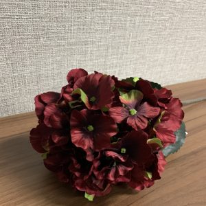 Hortência Bordaux Bonito pé de flor com aspeto e toque natural Em cor bordaux
