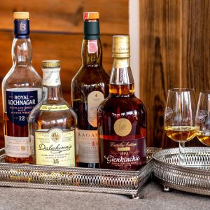 Tabuleiro Oval com Espelho Bonito tabuleiro em formato oval com espelho no interior Prateado