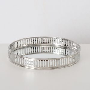 Bandeja Redonda em Metal e Espelho - Pequena Bonita Bandeja redonda em metal prateado e funco em espelho