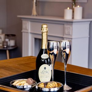 Tabuleiro em Ecopele – 42X42 Bonito tabuleiro em eco-pele preta 42X42 cms