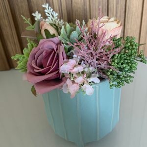 Vaso+Arranjo Personalizado (Ref.002) Bonito conjunto de vaso + arranjo personalizado com mistura de flores Em tons azuis