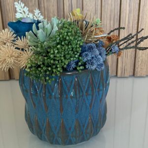 Vaso+Arranjo Personalizado (Ref.003) Bonito conjunto de vaso + arranjo personalizado com mistura de flores Em tons azuis