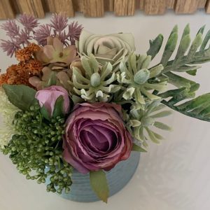 Vaso+Arranjo Personalizado (Ref.004) Bonito conjunto de vaso + arranjo personalizado com mistura de flores Em tons azuis