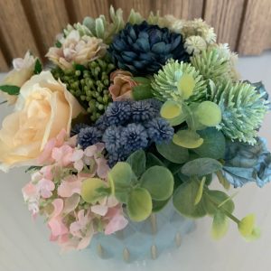 Vaso+Arranjo Personalizado (Ref.007) Bonito conjunto de vaso + arranjo personalizado com mistura de flores Em tons Azuis