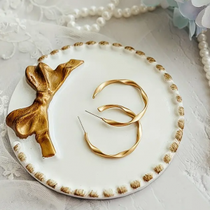Mini-Bandeja Laço - Branco e Dourado Bonita e elegante bandeja em cerâmica