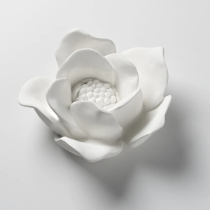 Flor Gesso Iva Viana – Camélia Cor#6033 Flor em Gesso da Escultora Iva Viana. Iva viana cativada pelas técnicas tradicionais de modelação de estuques, desenvolve e executa, no seu atelier, peças e objetos que nascem tanto do fascínio pela herança dos mestres estucadores portugueses quanto do desejo de reinterpretar. Possibilidade de fazer encomenda em outras cores.