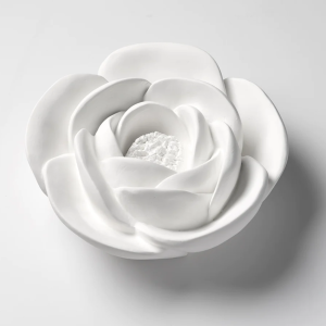 Flor Gesso Iva Viana – Primavera Cor#3031 (Vermelho) Flor em Gesso da Escultora Iva Viana. Iva viana cativada pelas técnicas tradicionais de modelação de estuques, desenvolve e executa, no seu atelier, peças e objetos que nascem tanto do fascínio pela herança dos mestres estucadores portugueses quanto do desejo de reinterpretar. Possibilidade de fazer encomenda em outras cores.