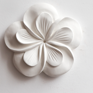 Flor Gesso Iva Viana – Violeta #082H (Laranja) Flor em Gesso da Escultora Iva Viana. Iva viana cativada pelas técnicas tradicionais de modelação de estuques, desenvolve e executa, no seu atelier, peças e objetos que nascem tanto do fascínio pela herança dos mestres estucadores portugueses quanto do desejo de reinterpretar. Possibilidade de fazer encomenda em outras cores.