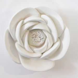 Flor Gesso Iva Viana – Primavera Cor#7035 (Cinza Claro) Flor em Gesso da Escultora Iva Viana. Iva viana cativada pelas técnicas tradicionais de modelação de estuques, desenvolve e executa, no seu atelier, peças e objetos que nascem tanto do fascínio pela herança dos mestres estucadores portugueses quanto do desejo de reinterpretar. Possibilidade de fazer encomenda em outras cores.