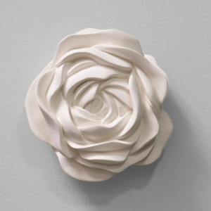 Flor Gesso Iva Viana – Rosa Cor#6033 (AzulVerde Petróleo) Flor em Gesso da Escultora Iva Viana. Iva viana cativada pelas técnicas tradicionais de modelação de estuques, desenvolve e executa, no seu atelier, peças e objetos que nascem tanto do fascínio pela herança dos mestres estucadores portugueses quanto do desejo de reinterpretar. Possibilidade de fazer encomenda em outras cores.