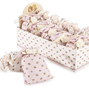 Sacos Perfumados – Peça Gesso Flor Bonitos sacos perfumados em tecido com padrão flores e peça de gesso em formato flor. Pode servir como uma bonita lembrança ou para perfumar roupas em gavetas, roupeiros, etc.