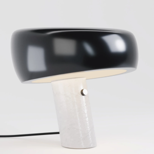 Candeeiro Mesa Metal e Mármore - Preto Candeeiro de mesa de design com cúpula metálica e base de mármore branco Descubra a sofisticação e a modernidade deste candeeiro de mesa. Com o seu estilo casual e descontraído, este candeeiro é ideal para iluminar a sua mesa de trabalho, mesas de apoio ou mesas de cabeceira. Lâmpada E27 G45 (Lâmpada NÃO incluída) Certificados: ROHS CE Material: Metal e Mármore Potencia: 60W Tensão Nominal V220 - 240 V AC