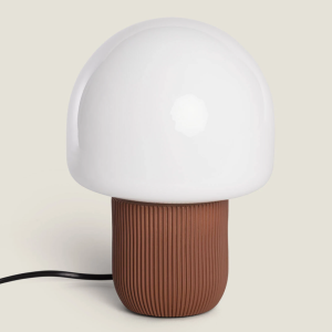 Candeeiro Mesa Resina e Vidro - Castanho/Telha Confeccionado em resina de alta qualidade, este candeeiro não só proporciona uma iluminação suave e quente, mas também acrescenta um toque de sofisticação a qualquer espaço. O seu design moderno e minimalista adapta-se perfeitamente a uma ampla variedade de estilos de decoração, desde contemporâneo até tradicional. A resina utilizada na sua fabricação garante durabilidade e resistência, tornando-a numa peça que perdurará no tempo. A tela de cor neutra difunde a luz de maneira uniforme, criando uma atmosfera acolhedora e relaxante. Coloque-o na sua mesinha de cabeceira, na sala de estar ou na sua secretária para desfrutar de uma iluminação funcional e esteticamente agradável. Especificações técnicas: Não inclui Lâmpadas Funcionalidades elétricas Classe Isolamento Elétrico II Fonte de Iluminação: Lâmpada E14 Frequência: 50-60 Hz Pontos de luz: 1 Potência Máxima: 25 W Nível de voltagem necessário para que o produto funcione corretamente. Tensão: 220-240V AC Funcionalidades mecânicas: Casquilho E14 A proteção IP indica o nível de resistência de um produto contra poeira e água. Quanto maior o número, mais protegido está. Proteção IP: IP20 Uso: Interior Especificações do Produto: Certificados: CE, RoHS, UKCA Wi-Fi: Não