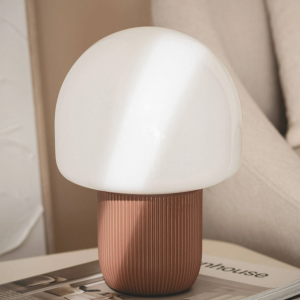 Candeeiro Mesa Resina e Vidro - Castanho/Telha Confeccionado em resina de alta qualidade, este candeeiro não só proporciona uma iluminação suave e quente, mas também acrescenta um toque de sofisticação a qualquer espaço. O seu design moderno e minimalista adapta-se perfeitamente a uma ampla variedade de estilos de decoração, desde contemporâneo até tradicional. A resina utilizada na sua fabricação garante durabilidade e resistência, tornando-a numa peça que perdurará no tempo. A tela de cor neutra difunde a luz de maneira uniforme, criando uma atmosfera acolhedora e relaxante. Coloque-o na sua mesinha de cabeceira, na sala de estar ou na sua secretária para desfrutar de uma iluminação funcional e esteticamente agradável. Especificações técnicas: Não inclui Lâmpadas Funcionalidades elétricas Classe Isolamento Elétrico II Fonte de Iluminação: Lâmpada E14 Frequência: 50-60 Hz Pontos de luz: 1 Potência Máxima: 25 W Nível de voltagem necessário para que o produto funcione corretamente. Tensão: 220-240V AC Funcionalidades mecânicas: Casquilho E14 A proteção IP indica o nível de resistência de um produto contra poeira e água. Quanto maior o número, mais protegido está. Proteção IP: IP20 Uso: Interior Especificações do Produto: Certificados: CE, RoHS, UKCA Wi-Fi: Não