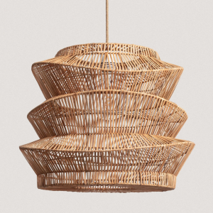 Candeeiro Suspenso Ratán | Cabo Textil O Candeeiro Suspenso Ratán Ø500 mm combina um estilo natural e boho-chic com acabamentos de máxima qualidade. Com o seu design, permite adicionar um toque de calor e personalidade ao espaço desejado. Características do Candeeiro Suspenso Ratán Asha Ø500 mm ILUZZIA Este candeeiro é principalmente composto por um abajur feito de ratán, um material natural com uma aparência muito semelhante ao bambu, mas com melhores propriedades de resistência e elasticidade. Pode ser colocado em espaços tão variados como salas, salas de jantar, quartos, restaurantes ou lojas comerciais. A luz emitida pelo candeeiro dependerá da Lâmpada E27 que instalarmos, assim poderemos escolher entre criar um ambiente mais quente, neutro ou frio, de acordo com as necessidades do espaço e do momento. *Por ser um produto feito à mão com materiais naturais, o acabamento pode variar entre várias unidades. Materiais e acabamentos: Cor: Castanho Material: Rattan Não inclui: Lâmpadas Funcionalidades elétricas: Classe Isolamento Elétrico I Fonte de Iluminação: Lâmpada E27 Frequência: 50-60 Hz Pontos de luz: 1 Potência Máxima: 20 W Tensão: 220-240V AC Funcionalidades mecânicas: Casquilho: E27 Indica se o produto ou os seus materiais são resistentes ao fogo, melhorando a segurança em ambientes com risco de altas temperaturas ou chamas. Ignífugo: Não Instalação: Pendente A proteção IP indica o nível de resistência de um produto contra poeira e água. Quanto maior o número, mais protegido está. Proteção IP: IP20 Faixa de temperatura na qual o produto pode operar de forma ideal, garantindo seu desempenho sem superaquecimento ou danos. Temperatura Ambiente de Trabalho: -20 °C~+50 °C Uso: Interior Especificações do Produto: Certificados: CE, RoHS Florestas sustentáveis, Materiais naturais Wi-Fi: Não