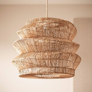 Candeeiro Suspenso Ratán | Cabo Textil O Candeeiro Suspenso Ratán Ø500 mm combina um estilo natural e boho-chic com acabamentos de máxima qualidade. Com o seu design, permite adicionar um toque de calor e personalidade ao espaço desejado. Características do Candeeiro Suspenso Ratán Asha Ø500 mm ILUZZIA Este candeeiro é principalmente composto por um abajur feito de ratán, um material natural com uma aparência muito semelhante ao bambu, mas com melhores propriedades de resistência e elasticidade. Pode ser colocado em espaços tão variados como salas, salas de jantar, quartos, restaurantes ou lojas comerciais. A luz emitida pelo candeeiro dependerá da Lâmpada E27 que instalarmos, assim poderemos escolher entre criar um ambiente mais quente, neutro ou frio, de acordo com as necessidades do espaço e do momento. *Por ser um produto feito à mão com materiais naturais, o acabamento pode variar entre várias unidades. Materiais e acabamentos: Cor: Castanho Material: Rattan Não inclui: Lâmpadas Funcionalidades elétricas: Classe Isolamento Elétrico I Fonte de Iluminação: Lâmpada E27 Frequência: 50-60 Hz Pontos de luz: 1 Potência Máxima: 20 W Tensão: 220-240V AC Funcionalidades mecânicas: Casquilho: E27 Indica se o produto ou os seus materiais são resistentes ao fogo, melhorando a segurança em ambientes com risco de altas temperaturas ou chamas. Ignífugo: Não Instalação: Pendente A proteção IP indica o nível de resistência de um produto contra poeira e água. Quanto maior o número, mais protegido está. Proteção IP: IP20 Faixa de temperatura na qual o produto pode operar de forma ideal, garantindo seu desempenho sem superaquecimento ou danos. Temperatura Ambiente de Trabalho: -20 °C~+50 °C Uso: Interior Especificações do Produto: Certificados: CE, RoHS Florestas sustentáveis, Materiais naturais Wi-Fi: Não