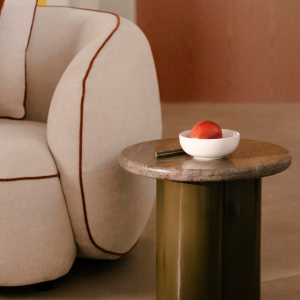 Mesa Apoio - Metal/Tampo Mármore Mesa Lateral Redonda em Mármore Travertino e Metal (Ø40 cm) Esta Mesa Lateral é perfeita para dar um toque diferenciado a qualquer canto da sua casa. Feito com placa de Mármore Travertino e base de ferro. Possui um design divertido e único, uma mesa redonda ideal para criar um ambiente moderno e aconchegante. Perfeita como mesa de apoio na sala, ao lado do sofá para colocar os seus objetos essenciais, ou no quarto como mesa baixa para guardar um candeeiro ou objetos pessoais. O seu design versátil também se adapta perfeitamente a áreas como corredores ou mesmo escritórios como acessório decorativo. A estrutura metálica e o tampo de mármore da mesa lateral conferem-lhe um aspecto moderno e pode combiná-la com diferentes estilos de decoração. Esta mesa lateral não só é prática, como também confere carácter e personalidade a qualquer espaço, tornando-se numa peça decorativa que complementa e realça a sua decoração interior. Na limpeza utilize pano evitando o uso de produtos químicos. Lembre-se de proteger a superfície da sua mesa durante o uso para evitar danos e manter seu estado original. Informação: Devido às características próprias do mármore e ao seu processo de corte, o tampo pode apresentar variações sutis nas dimensões (5–10 mm), bem como particularidades naturais nos veios e nas tonalidades inerentes ao material.