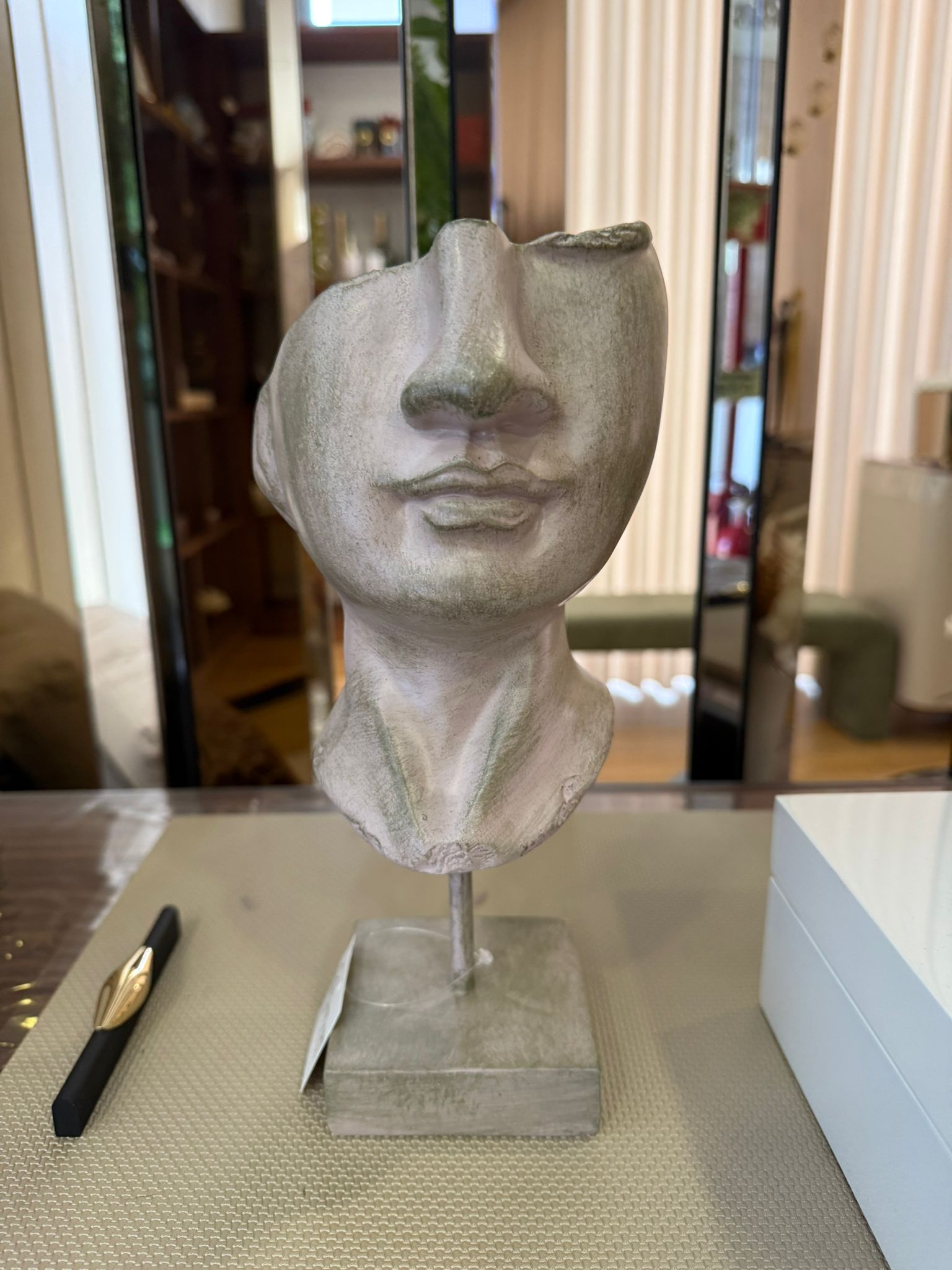 Figura Rosto Bege Poliresina