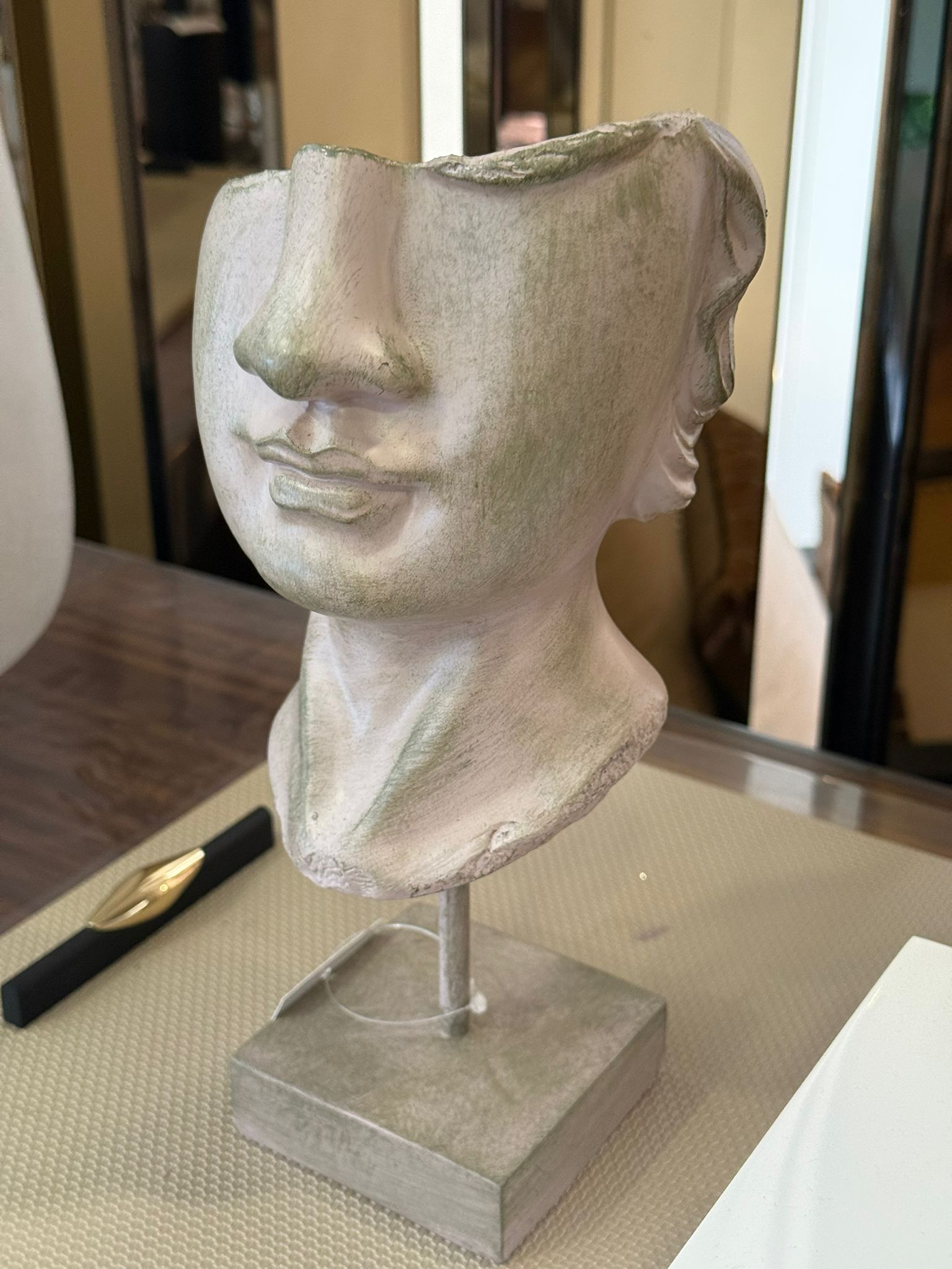 Figura Rosto Bege Poliresina