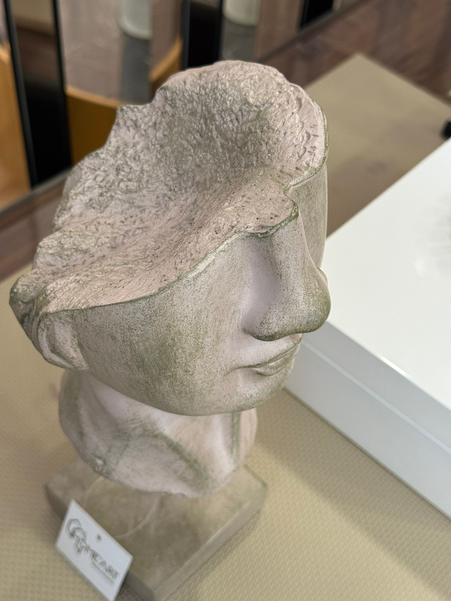 Figura Rosto Bege Poliresina