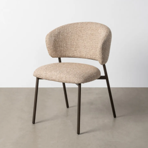 Cadeira Estofada – 185€/Uni (Conj. 8 unidades) Bonita cadeira estofada em tecido texturado falso liso bege/castanho com pés metálicos castanho escuro.
