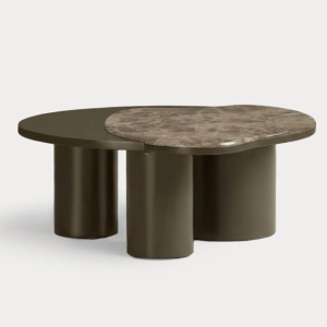 Mesa Centro Orgânica Mármore Esta Mesa de Centro em Mármore e Madeira destaca-se pelo equilíbrio entre elegância e aconchego, tornando-se um elemento central capaz de valorizar a decoração de qualquer casa. Feita de Mármore e mdf, esta mesa de centro combina dois materiais que harmonizam perfeitamente. Graças ao seu design, esta mesa de mármore torna-se uma peça fundamental tanto pela sua funcionalidade quanto pelo seu valor estético. É uma opção versátil que, por ser uma mesa baixa, integra-se facilmente a diferentes ambientes da casa.