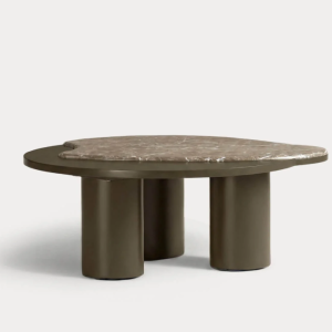 Mesa Centro Orgânica Mármore Esta Mesa de Centro em Mármore e Madeira destaca-se pelo equilíbrio entre elegância e aconchego, tornando-se um elemento central capaz de valorizar a decoração de qualquer casa. Feita de Mármore e mdf, esta mesa de centro combina dois materiais que harmonizam perfeitamente. Graças ao seu design, esta mesa de mármore torna-se uma peça fundamental tanto pela sua funcionalidade quanto pelo seu valor estético. É uma opção versátil que, por ser uma mesa baixa, integra-se facilmente a diferentes ambientes da casa.