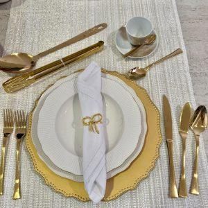 Conjunto de Talheres em Inox Dourado - 88 Peças Faqueiro com total de 88 Peças: - 12 Garfos Carne - 12 Facas Carne - 12 Facas Peixe - 12 Garfos Peixa - 12 Colheres Sopa - 12 Colheres Sobremesa - 12 Colheres Café - 2 Tenazes - 2 Colheres de Servir