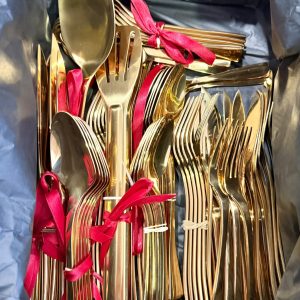 Conjunto de Talheres em Inox Dourado - 88 Peças Faqueiro com total de 88 Peças: - 12 Garfos Carne - 12 Facas Carne - 12 Facas Peixe - 12 Garfos Peixa - 12 Colheres Sopa - 12 Colheres Sobremesa - 12 Colheres Café - 2 Tenazes - 2 Colheres de Servir