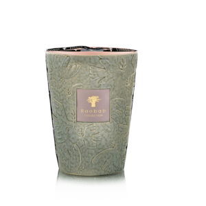 Vela Baobab Paz Colombe A vela Colombe, em cerâmica celadon com pombas em relevo, combina textura e simbolismo num objeto que convida à pausa. A composição olfativa evolui entre a suavidade luminosa da flor de laranjeira, a elegância do couro e a base terrosa do patchouli, criando um ambiente sereno e reconfortante.