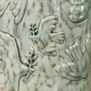 Vela Baobab Paz Colombe A vela Colombe, em cerâmica celadon com pombas em relevo, combina textura e simbolismo num objeto que convida à pausa. A composição olfativa evolui entre a suavidade luminosa da flor de laranjeira, a elegância do couro e a base terrosa do patchouli, criando um ambiente sereno e reconfortante.