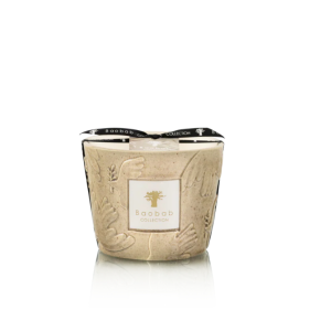 Vela Baobab Paz Paloma A vela Paloma traduz a simplicidade sofisticada dos interiores do sul. A cerâmica marfim, moldada por artesãos portugueses, ganha vida através do contraste entre superfícies polidas e cruas. No perfume, a noz-moscada e a canela trazem calor e conforto, enquanto o gálbano introduz um contraponto fresco que ilumina o espaço.