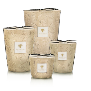 Vela Baobab Paz Paloma A vela Paloma traduz a simplicidade sofisticada dos interiores do sul. A cerâmica marfim, moldada por artesãos portugueses, ganha vida através do contraste entre superfícies polidas e cruas. No perfume, a noz-moscada e a canela trazem calor e conforto, enquanto o gálbano introduz um contraponto fresco que ilumina o espaço.