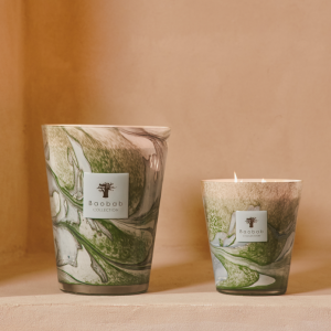 Vela Baobab Leaves Marius Entre azul celeste e verde celadon, o vidro soprado à mão desenha ondas de cor que se iluminam suavemente com a chama, evocando paisagens provençais banhadas de luz. O petitgrain desperta a fragrância com notas frescas e folhosas, a oliveira envolve o coração com suavidade vegetal e o cipreste acrescenta profundidade e carácter. Marius é a expressão da alma verde da Provença, onde artesanato e natureza se encontram.
