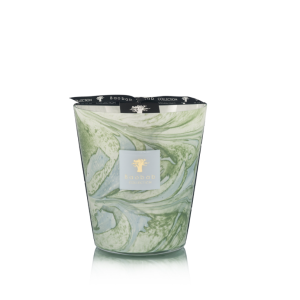 Vela Baobab Leaves Marius Entre azul celeste e verde celadon, o vidro soprado à mão desenha ondas de cor que se iluminam suavemente com a chama, evocando paisagens provençais banhadas de luz. O petitgrain desperta a fragrância com notas frescas e folhosas, a oliveira envolve o coração com suavidade vegetal e o cipreste acrescenta profundidade e carácter. Marius é a expressão da alma verde da Provença, onde artesanato e natureza se encontram.