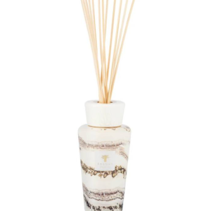 Difusor Baobab Sand Siloli Este difusor em vidro soprado à mão, gravado pelos artesãos em tons quentes de bege e castanho, revela um carácter naturalmente sofisticado e envolvente. A fragrância amadeirada do cedro e da fava tonka transporta-nos para um ambiente de clima equatorial, suavemente iluminado por um toque de limão verde que acrescenta uma frescura invulgar e equilibrada ao espaço.