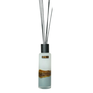 Difusor ONNO Art Riva Sunset Tal como a arte que o inspira, este difusor não é imediato, revela-se com o tempo. A cada dia, a fragrância envolve o ambiente com profundidade e delicadeza, criando uma sensação contínua de equilíbrio e contemplação.