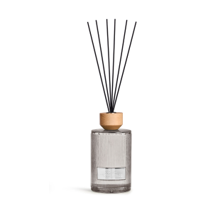 Ambientador Mikado – 1000 ML Cinza Claro Ambientador Mikado Frasco de Vidro – 1 Litro Fragrância: Red Fruits
